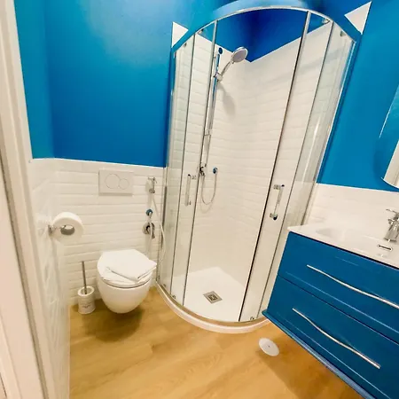 Chic Modern 2-bedroom Near Metro Řím