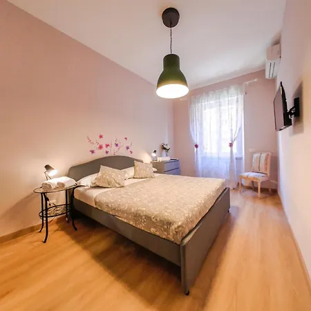 Chic Modern 2-bedroom Near Metro * Řím