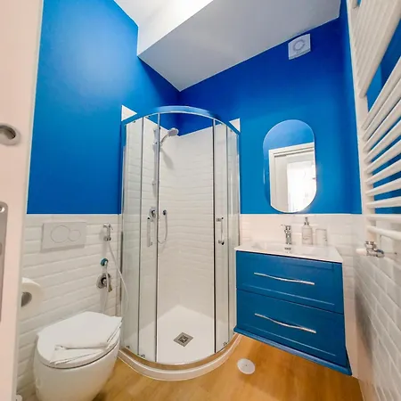 Chic Modern 2-bedroom Near Metro Řím