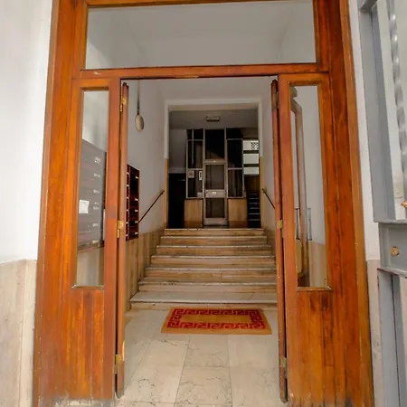 Apartmán Chic Modern 2-bedroom Near Metro Řím