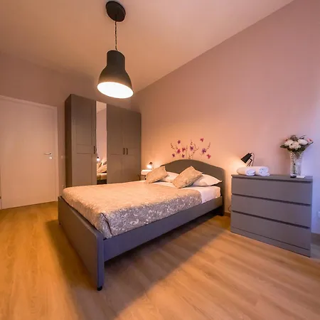 Daire Chic Modern 2-bedroom Near Metro *