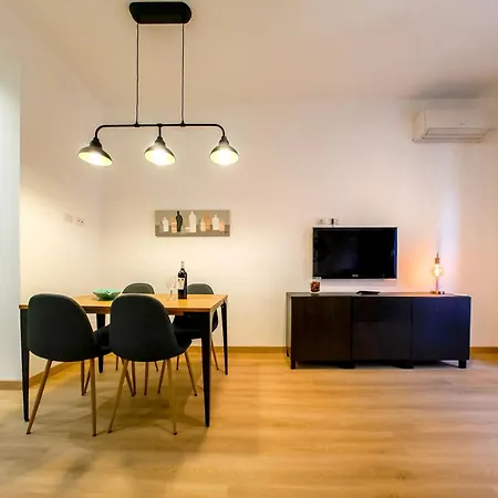 Daire Chic Modern 2-bedroom Near Metro